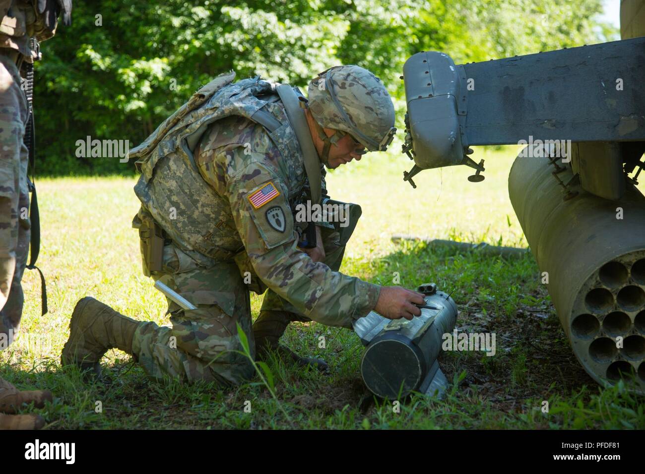 Il personale Sgt. Joshua Papineau", un'eliminazione degli ordigni esplosivi team leader con la 68chimica, biologica, radiologica, nucleare esplosivi Azienda di Fort Hood in Texas, lavora per un aiuto al processo di disarmo dei finti esplosivi sul sito del crash lane a Fort A.P. Hill, Giugno 5, 2018. EOD squadre sono valutati sulle operazioni e le attività associate necessarie per fornire supporto di EOD unificate per le operazioni di terra per eliminare e/o ridurre le minacce di esplosivo. L'Ordnance crogiolo è progettata per testare il soldato' il lavoro di squadra e di competenze di pensiero critico come esse si applicano soluzioni tecniche ai problemi del mondo reale improv Foto Stock