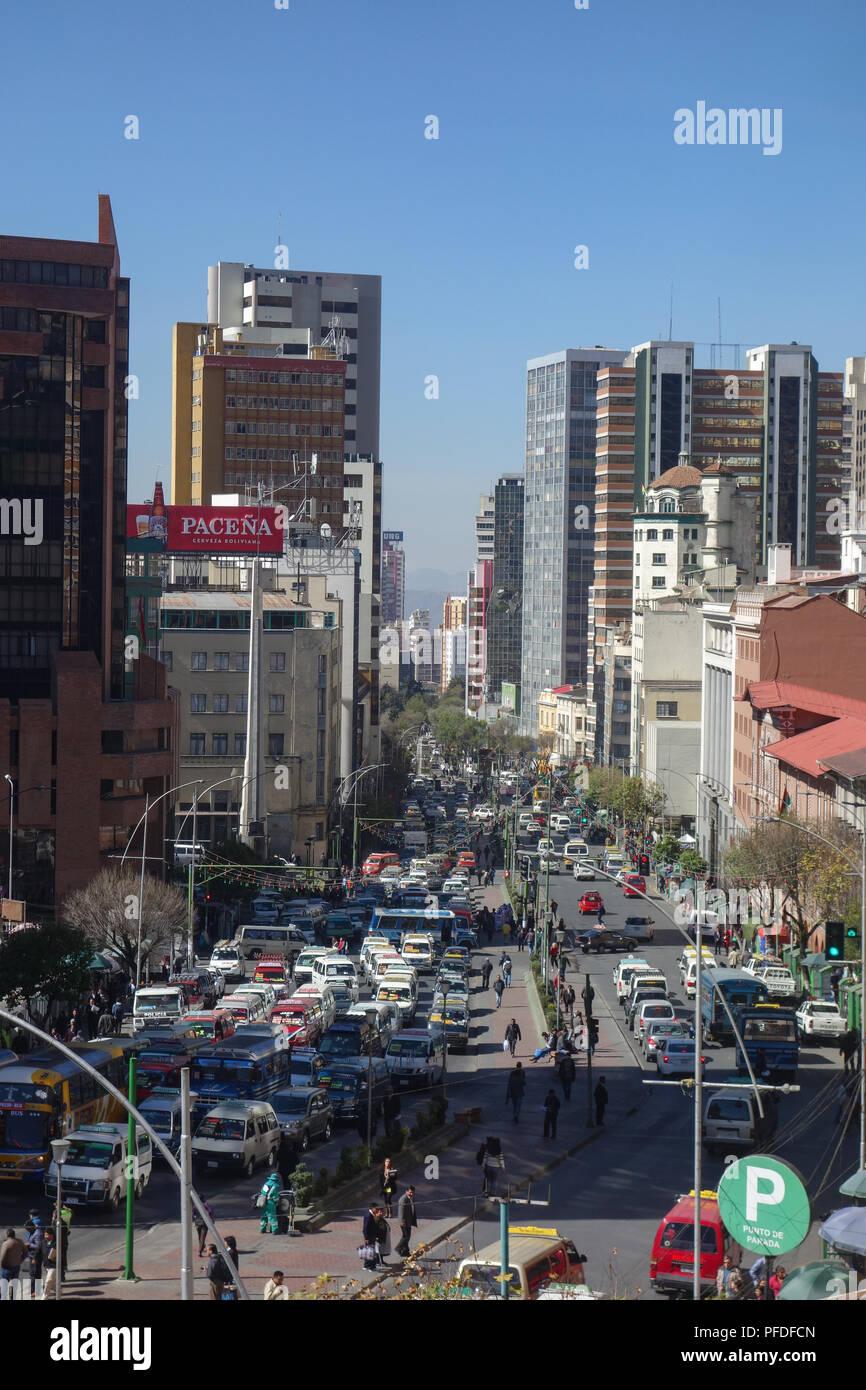 Vista lungo Mariscal Santa Cruz Avenue, arteria principale nel centro di La Paz in Bolivia Foto Stock