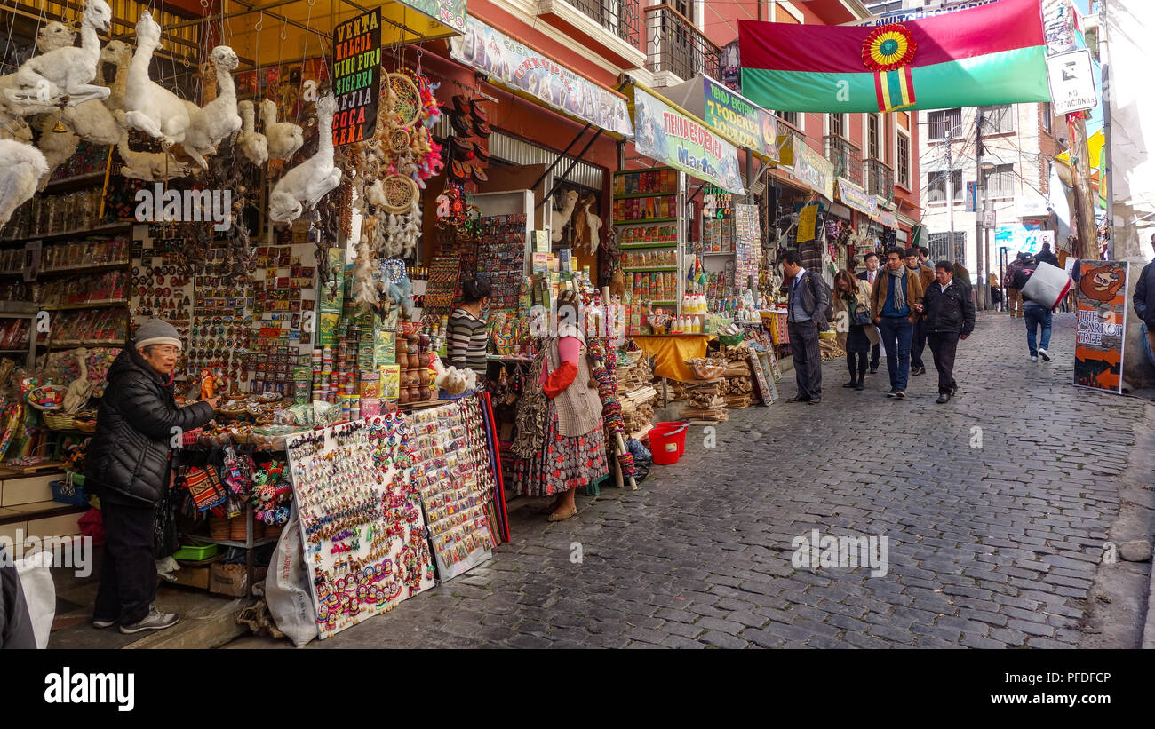 I negozi e le bancarelle del mercato delle streghe, Calle Linares, La Paz, Bolivia Foto Stock