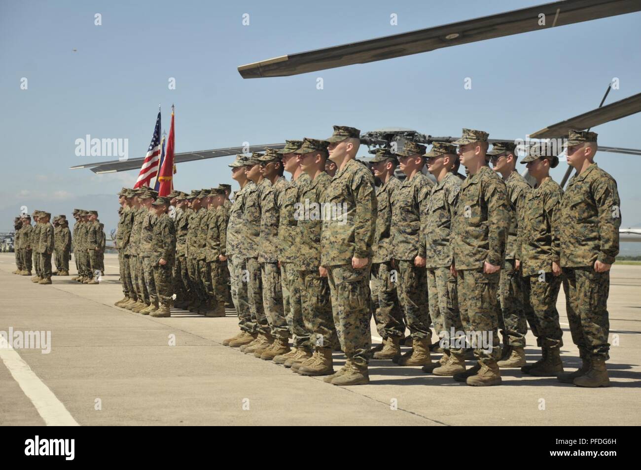 Marines con scopi speciali Air-Ground Marine Task Force - Comando Sud stand ad attenzione in attesa di ordini dal comandante delle truppe durante l'unità di apertura della cerimonia a bordo di Soto Cano Air Base, Honduras, 11 giugno 2018. I marines e i marinai di SPMAGTF-SC condurrà la cooperazione in materia di sicurezza la formazione e i progetti di ingegneria a fianco di partner nazione le forze militari in America Centrale e America del Sud durante la loro distribuzione. L'unità è anche in standby per fornire assistenza umanitaria e di soccorso in caso di catastrofe in caso di un uragano o altra situazione di emergenza nella regione. Foto Stock