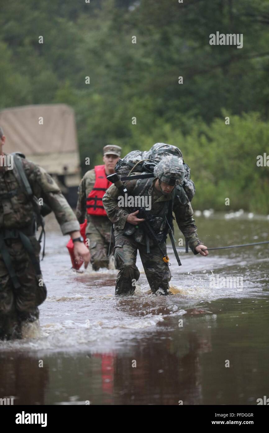 Stati Uniti Esercito personale di riserva Sgt. Michael Crocker, un paralegal con la 151st operazioni giuridiche distacco, U.S. La riserva di esercito Comando giuridico, compete nel ruck marzo evento al 2018 U.S. La riserva di esercito guerriero migliore concorrenza a Fort Bragg, Carolina del Nord, 12 giugno 2018. L'estenuante e multiforme della concorrenza negli Stati Uniti valutati La riserva di esercito di soldati nel ruck marzo, l'eccellenza in concorrenza gamma pistola, forze armate tedesche Proficiency Badge e molti altri eventi con più sfide a venire. Foto Stock