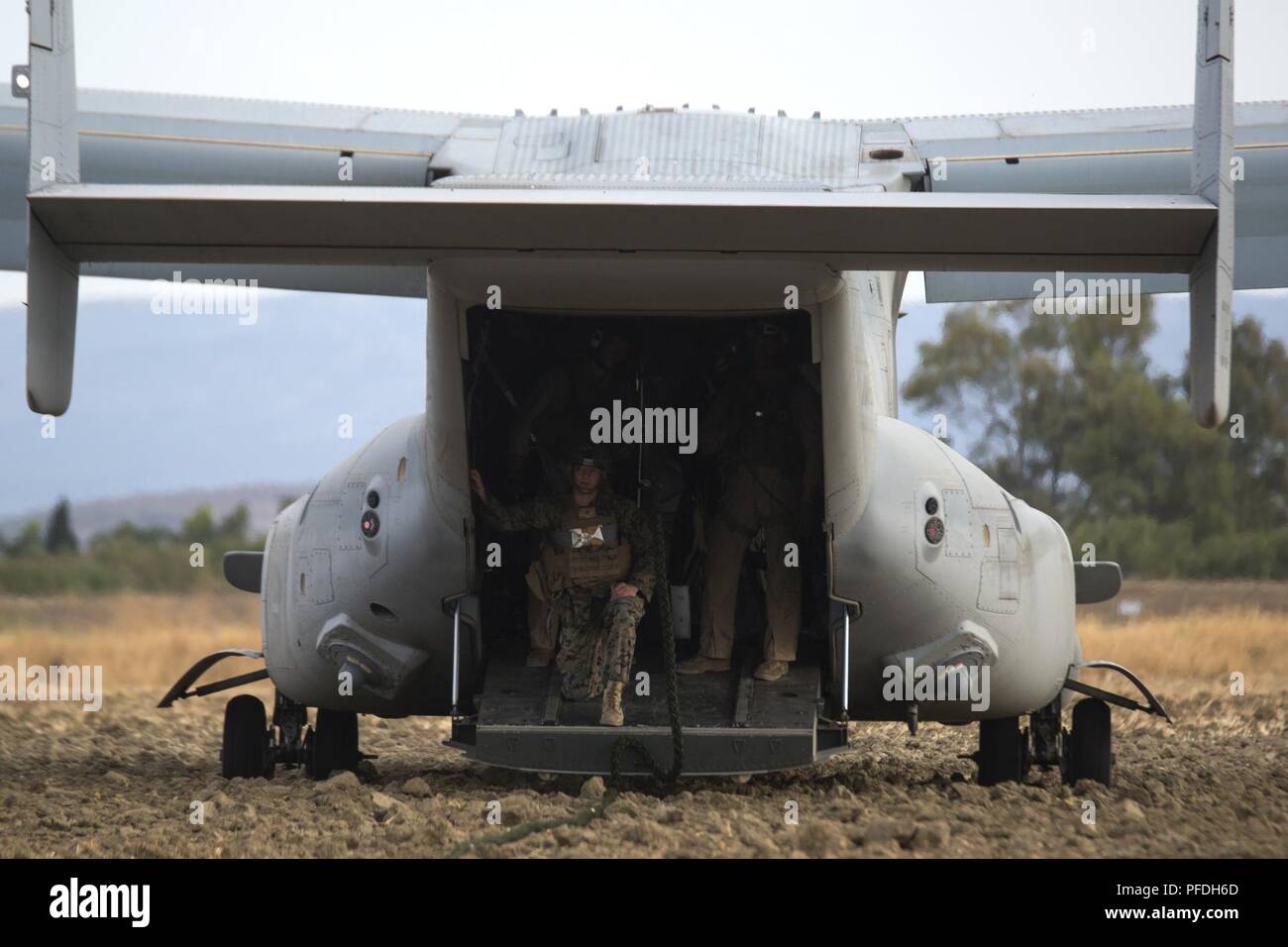 Marines con scopi speciali Air-Ground Marino compito risposta Force-Crisis Africa, terra elemento di combattimento 18.2, prepararsi a prendere il volo in un MV-22B Osprey a Naval Air Station Sigonella, Italia, 13 giugno 2018. I marines di SPMAGTF-CR-AF praticavano la loro fast roping competenze insieme con il supporto dal mezzo marino Tiltrotor Squadron 263. La rapida formazione di corda consisteva di giorno e di notte le operazioni per preparare al meglio i Marines per la risposta in caso di crisi. Foto Stock