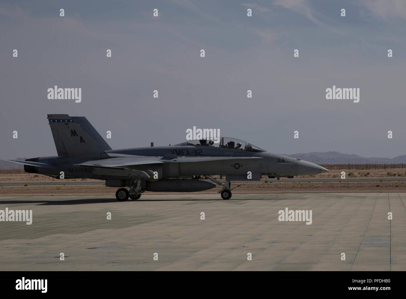 Col. Steven J. Bianco, comandante della Marina di Massa aria Task Force 23, e il tenente Col. Jeremy Yauck, F/A-18 Hornet pilota con Marine Fighter Squadron di attacco 112, Marine Aircraft Group 41, quarto aeromobile Marina Wing, terra a Camp Wilson linea di volo, durante la formazione integrata esercizio 4-18 in Marine Corps Air Ground Centro di combattimento ventinove Palms, California, 10 giugno 2018. ITX 4-18 fornisce elementi MAGTF l'opportunità di sottoporsi ad un servizio di valutazione del livello di competenze che sono essenziali per expeditionary, distribuita operazioni. Foto Stock