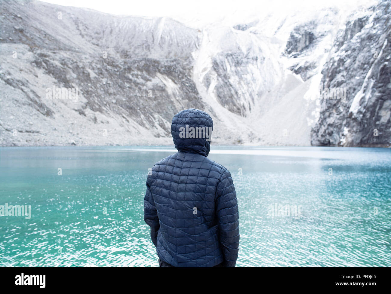 L uomo dal di dietro guardando la laguna turchese nel Parco Nazionale del Huascaran. Laguna 69, Cordillera Blanca mountain range, Ancash Regione, Perù. Lug 2018 Foto Stock