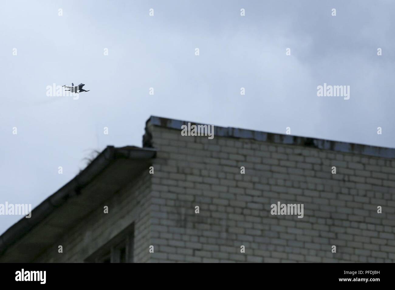 Un U.S. Air Force F-16 esegue un nozionale sciopero di aria durante la fase di esercizio di Saber Strike 18, in Skrunda, Lettonia, 12 giugno 2018. Marines con il Mar Nero La forza di rotazione ha partecipato in esercizio Saber Strike, che è un campo integrato-esercizio di formazione che si verifica ogni anno in tutta l'Estonia, la Lettonia, la Lituania e la Polonia, giunto in aumento di capacità operativa e a rafforzare la NATO. Foto Stock