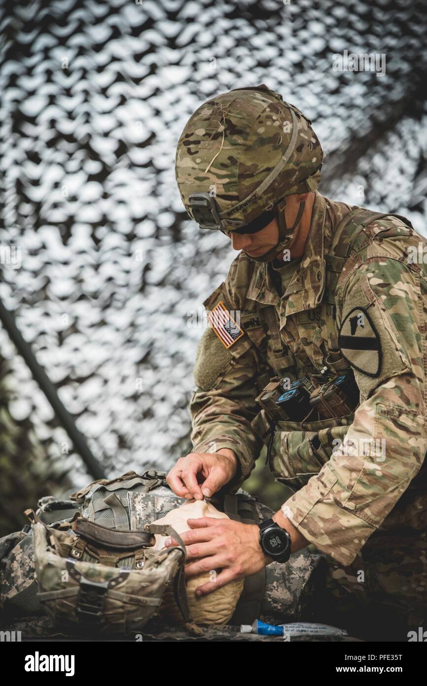 "Black Jack' Fanti dal 2 ° brigata corazzate contro la squadra, 1° Divisione di cavalleria lottato per guadagnare il prestigioso esperto badge di fanteria (BEI) durante la settimana lunga sperimentazione Jun 18-22. 55 dei 187 guadagnato il prestigioso premio. Foto Stock