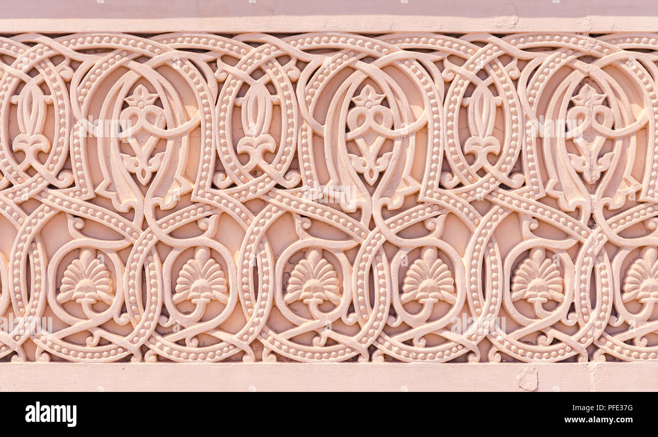 Tradizionale stile arabo artigianalmente pattern in muratura sulla parete esterna per la decorazione. Da Muscat Oman. Foto Stock