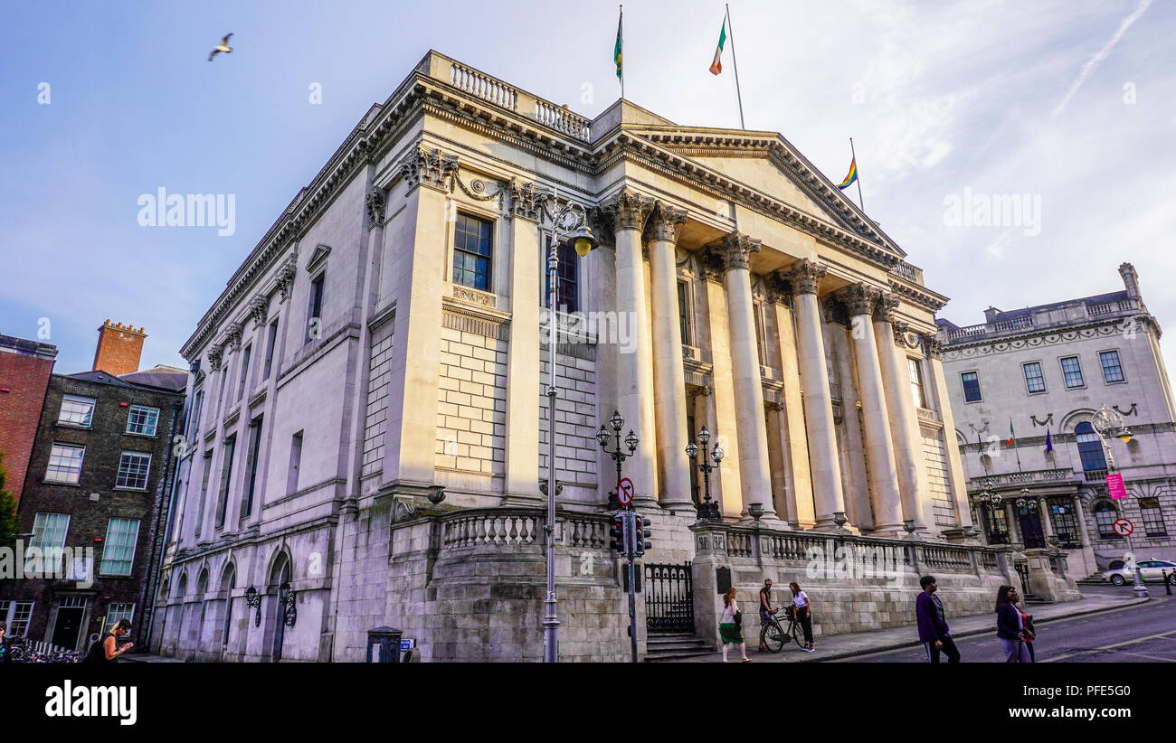 Un tempo vana con una nave a vela si siede atpo tetti in Irlanda. Foto Stock