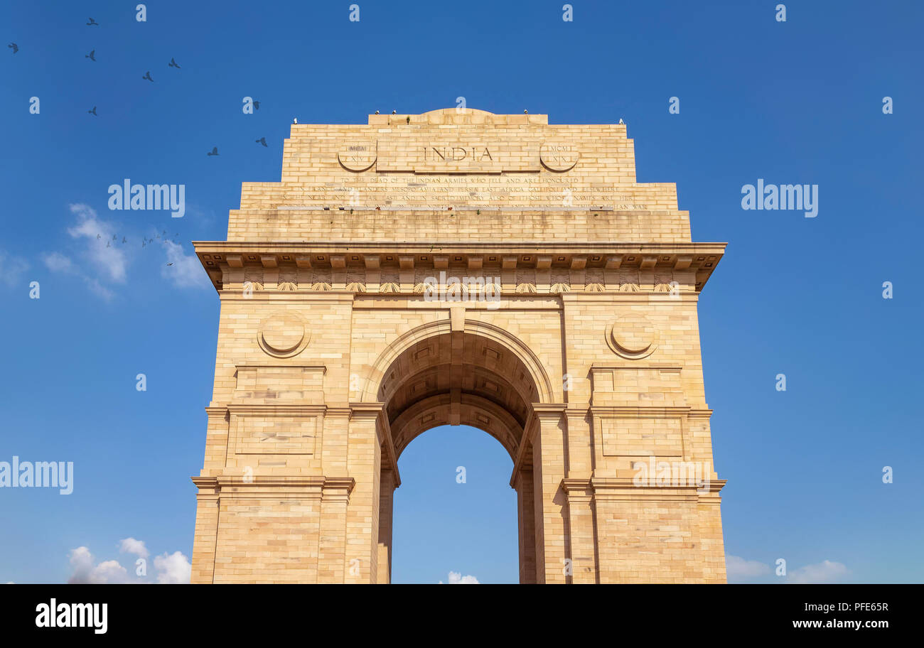 New Delhi , India- Settembre 08, 2014 Una vista superiore dell'India Gate sotto il cielo blu Foto Stock