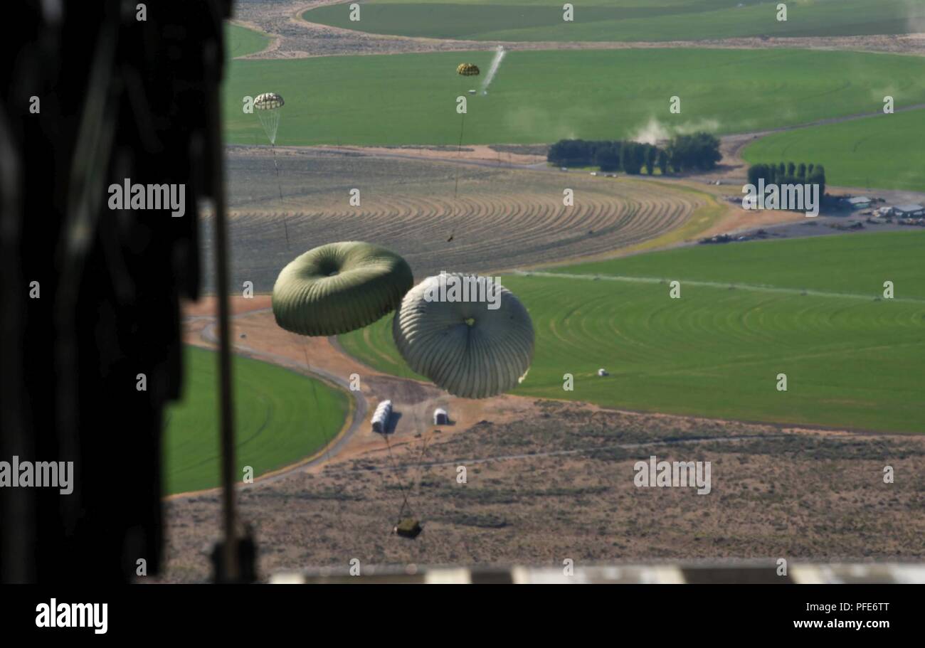 Un contenitore di erogazione bundle sistema cade al suolo dopo la fuoriuscita di un C-17 Globemaster III durante l'esercizio fisico Ranieri guerra ai Ranieri Drop Zone vicino a Mosè il Lago, nello Stato di Washington, 6 giugno 2018. Lo scopo dell'esercizio è stato quello di evidenziare la C-17's capacità di eseguire le Air Force competenze core di rapida mobilità globale e impegno di precisione. Foto Stock