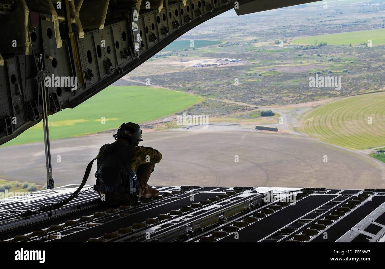 Il personale Sgt. Matteo d'anatra, 7° Airlift Squadron loadmaster, siede sulla rampa di un C-17 Globemaster III durante l'esercizio fisico Ranieri guerra vicino a Mosè il Lago, nello Stato di Washington, 6 giugno 2018. Partecipando alla porzione di esecuzione dell'esercizio erano 110 equipaggi e missione personale essenziale dal 4°, 7° e 62° Squadrone operazioni. Foto Stock