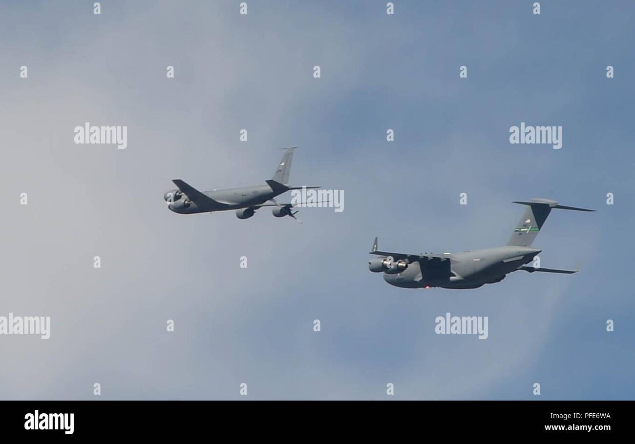Una C-17 Globemaster III, a sinistra, si avvicina a un KC-135 Stratotanker per in-air refuelling durante l'esercizio fisico Ranieri guerra vicino a Mosè il Lago, nello Stato di Washington, 6 giugno 2018. Tre KC-135 Stratotankers ha partecipato in esercizio Ranieri guerra per fornire in-air refuelling al più C-17s l'esecuzione tattica di missioni di combattimento. Foto Stock