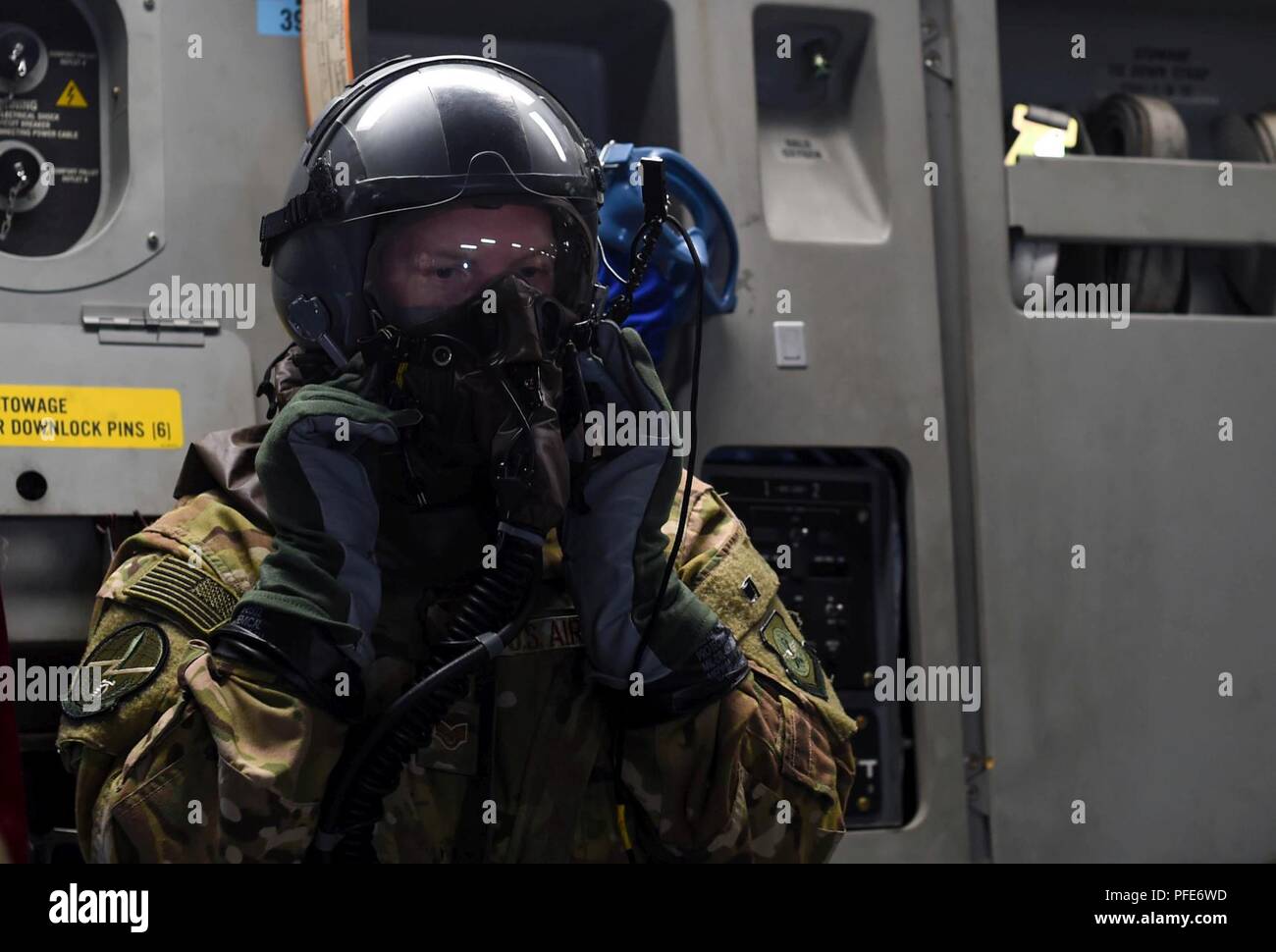 Il personale Sgt. Matteo d'anatra, 7° Airlift Squadron loadmaster, il test di funzionalità del suo equipaggio eye e il sistema di protezione respiratoria durante il volo in un C-17 Globemaster III vicino a Mosè il Lago, nello Stato di Washington, 6 giugno 2018. Duck è stata la partecipazione in esercizio Ranieri guerra, che ha fornito spunti su come meglio eseguire uno scenario tattico per eventuali futuri conflitti. Foto Stock
