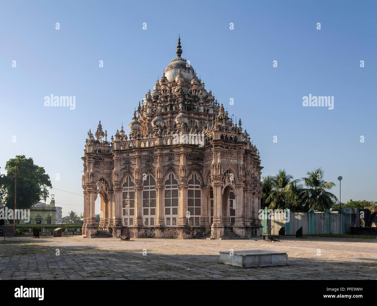 Junagarh, Gujarat , India, Dicembre 11,2014 una vista completa della tomba di Mahabat Khan.. Foto Stock