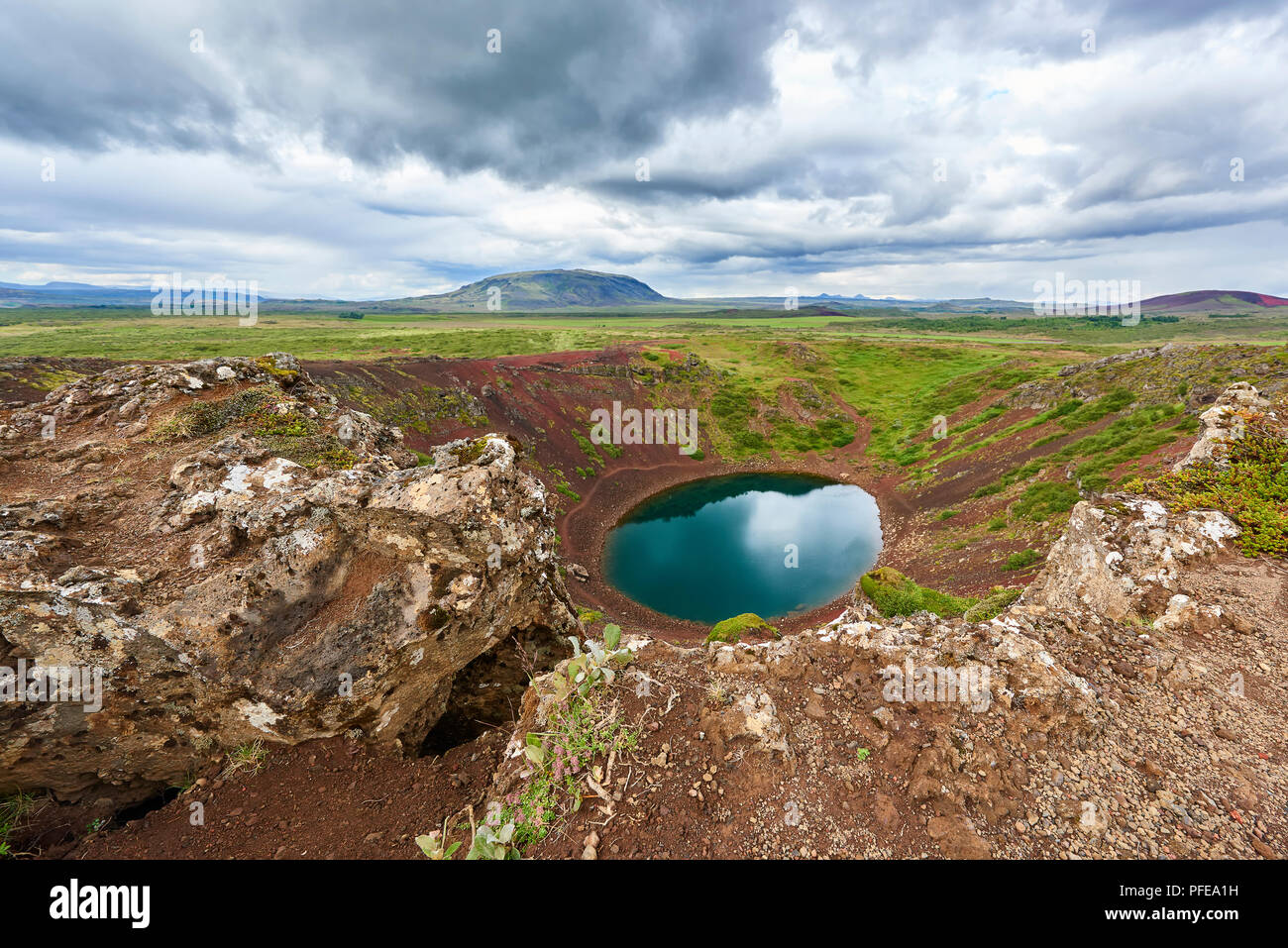 GRIMSNES, Islanda. 3 AGO 2016: alta angolazione di Kerid lago vulcanico con cielo nuvoloso. Foto Stock
