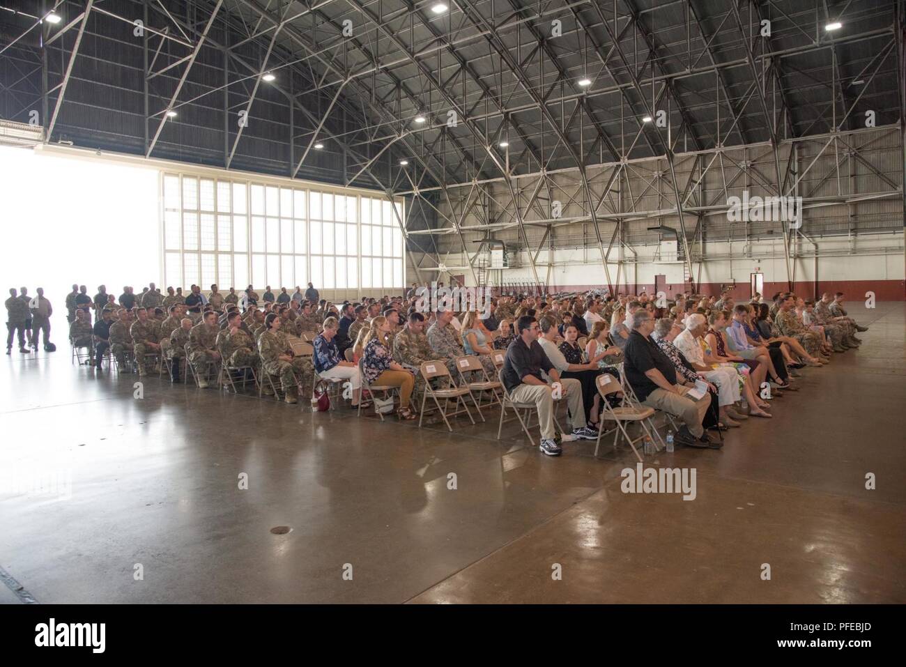 Il campo di battaglia di 350aviatori gruppo Formazione ha tenuto un cambiamento di cerimonia di comando sulla porta San Antonio-Kelly Campo, Texas Giugno 1, 2018. Prima della cerimonia, Col. Ron Stenger, out-andando 350BATG commander, e Col. Traxler, insieme con otto membri dell'350BATG eseguito, una caduta libera saltare da 13.000 piedi sopra Kelly Field. Foto Stock