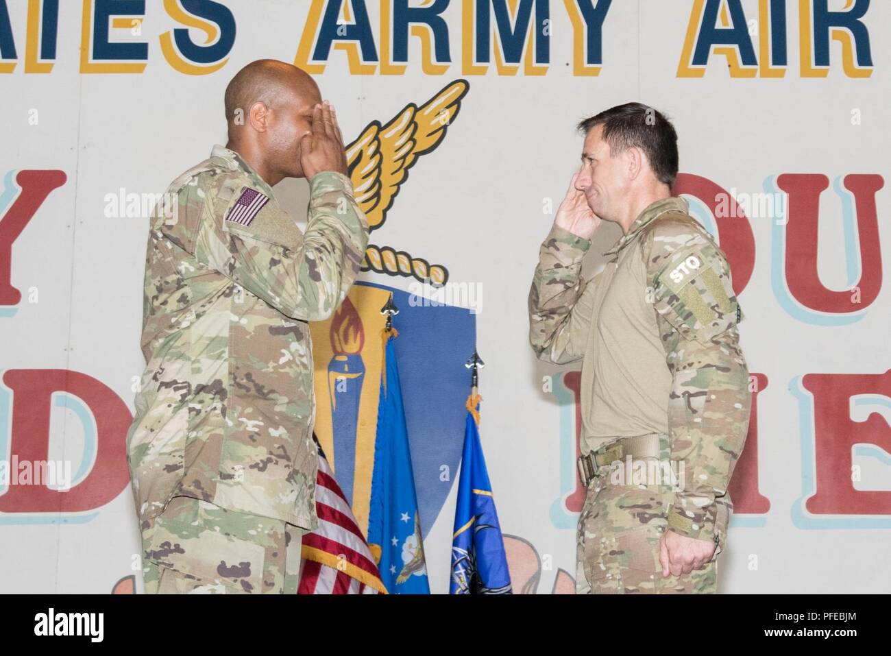 Col. Ron Stenger, out-andando 350a Battlefield aviatori gruppo Formazione (BATG), commander, si è aggiudicata la legione di Merit Award da Col. Roy Collins, 37th ala formazione, comandante durante la modifica della cerimonia di comando sulla porta San Antonio-Kelly Campo, Texas Giugno 1, 2018. Prima della cerimonia, Col. Ron Stenger e Col. John Traxler, insieme con otto membri dell'350BATG eseguito una caduta libera saltare da 13.000 piedi sopra Kelly field. Foto Stock