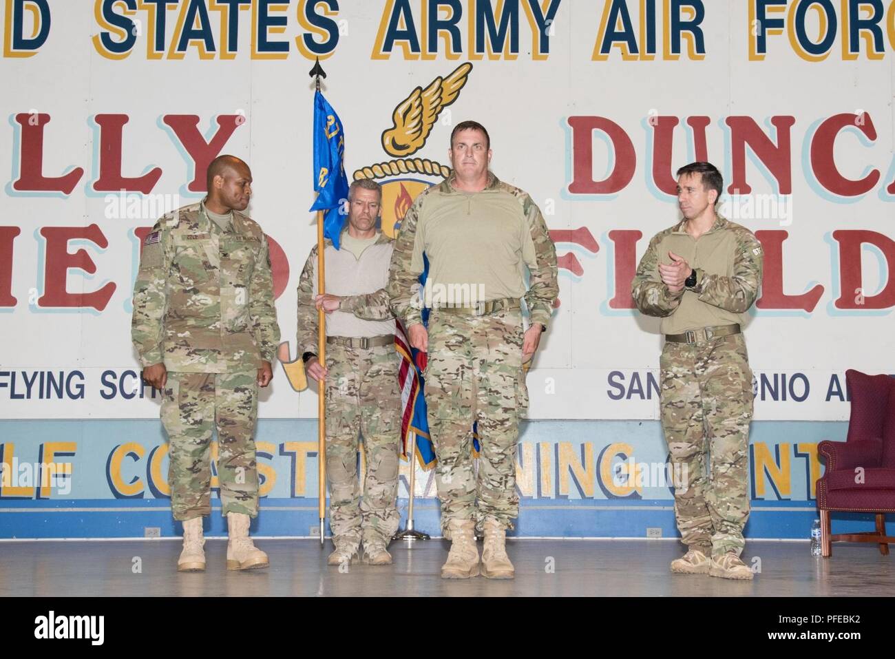 Col. John Traxler, aria Istruzione & Formazione Command Headquarters, Battlefield Airman direttore, assume il comando del campo di battaglia di 350aviatori Gruppo di addestramento da Col. Roy Collins, 37th formazione Wing Commander al cambiare della cerimonia di comando sulla porta San Antonio-Kelly Campo, Texas Giugno 1, 2018. Prima della cerimonia, Col. Ron Stenger, out-andando 350BATG commander e Col. Traxler lungo con otto membri dell'350BATG eseguito una caduta libera saltare da 13.000 piedi sopra Kelly field. Foto Stock