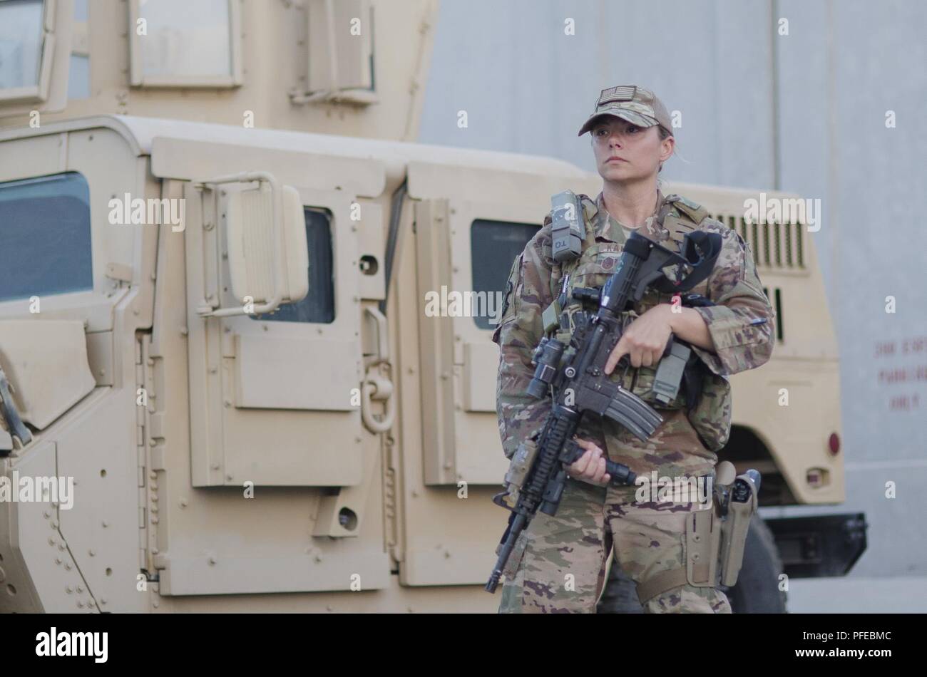 Master Sgt. Kimberly Kaminski, 380 Expeditionary forze di sicurezza Squadron, sorge accanto ad una elevata mobilità multiuso di veicolo a ruote, noto anche come un Humvee, ad Al Dhafra Air Base, Emirati Arabi Uniti, 31 maggio 2018. Air Force delle forze di sicurezza il personale è addestrato in materia di applicazione della legge e la lotta contro le armi per proteggere e servire i loro colleghi Aviatori. Foto Stock