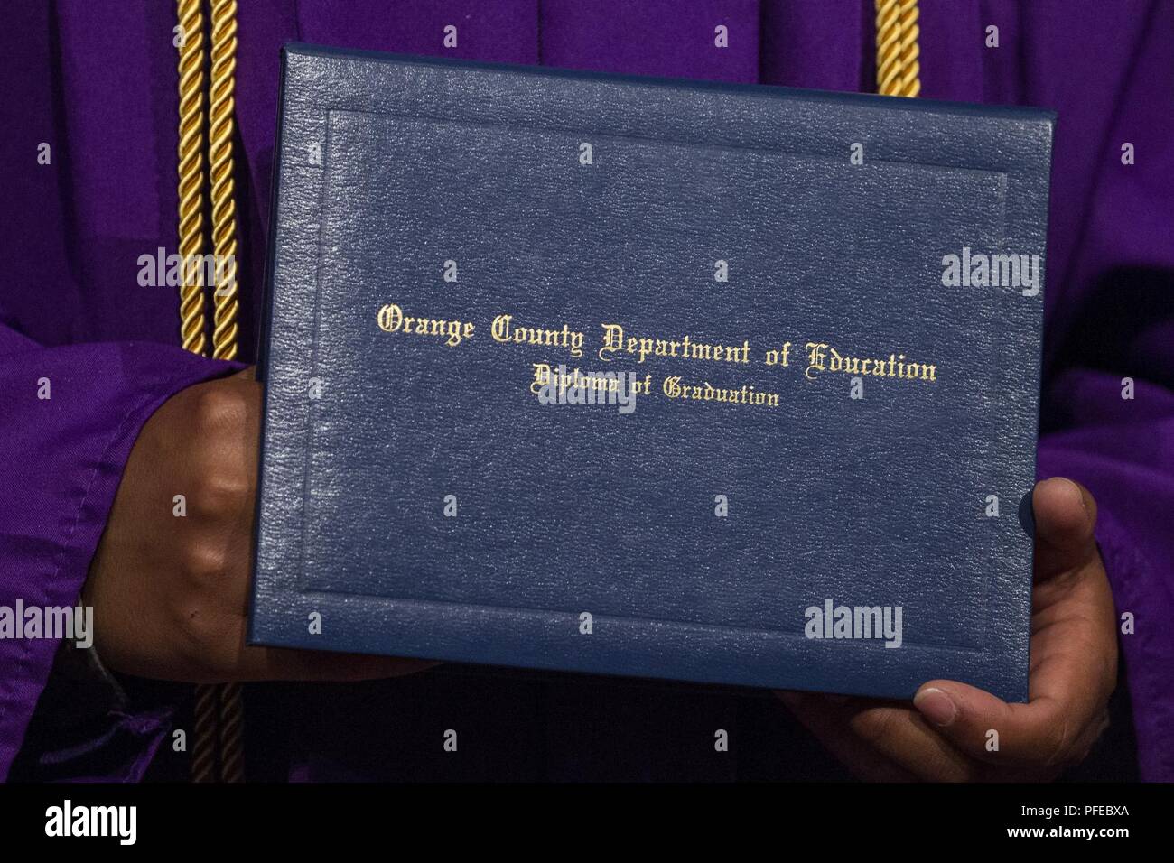 Sunburst sfida della gioventù Academy 21 classe Cadetti ricevono la loro alta scuola diplomi durante la classe inizio cerimonia, Giugno 9, 2018 a Los Alamitos, California. Più di 150 cadetti in accademia della ventunesima classe camminava sul palco a ricevere i certificati di completamento per il mese 5.5 fase residenziale del 17,5 mese Guardia Nazionale programma sfida. Fase residenziale laureati ora entrare in un yearlong fase di mentorship per terminare il programma. Foto Stock