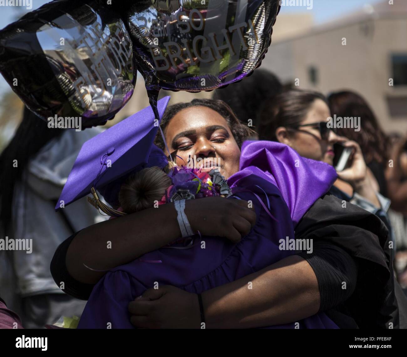 Sunburst sfida della gioventù Academy Cadet e nuovo diplomato Chelsea Hammond si ottiene un abbraccio a seguito dell'Accademia Classe 21 inizio cerimonia, Giugno 9, 2018 a Los Alamitos, California. Più di 150 cadetti in accademia della ventunesima classe camminava sul palco a ricevere i certificati di completamento per il mese 5.5 fase residenziale del 17,5 mese Guardia Nazionale programma sfida. Fase residenziale laureati ora entrare in un yearlong fase di mentorship per terminare il programma. Foto Stock