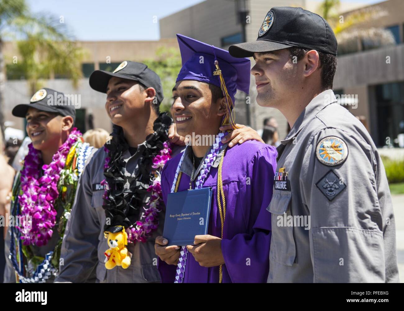 Sunburst sfida giovanile cadetti dell'Accademia si riuniscono per le foto seguenti l'accademia della classe 21 inizio cerimonia, Giugno 9, 2018 a Los Alamitos, California. Più di 150 cadetti in accademia della ventunesima classe camminava sul palco a ricevere i certificati di completamento per il mese 5.5 fase residenziale del 17,5 mese Guardia Nazionale programma sfida. Fase residenziale laureati ora entrare in un yearlong fase di mentorship per terminare il programma. Foto Stock