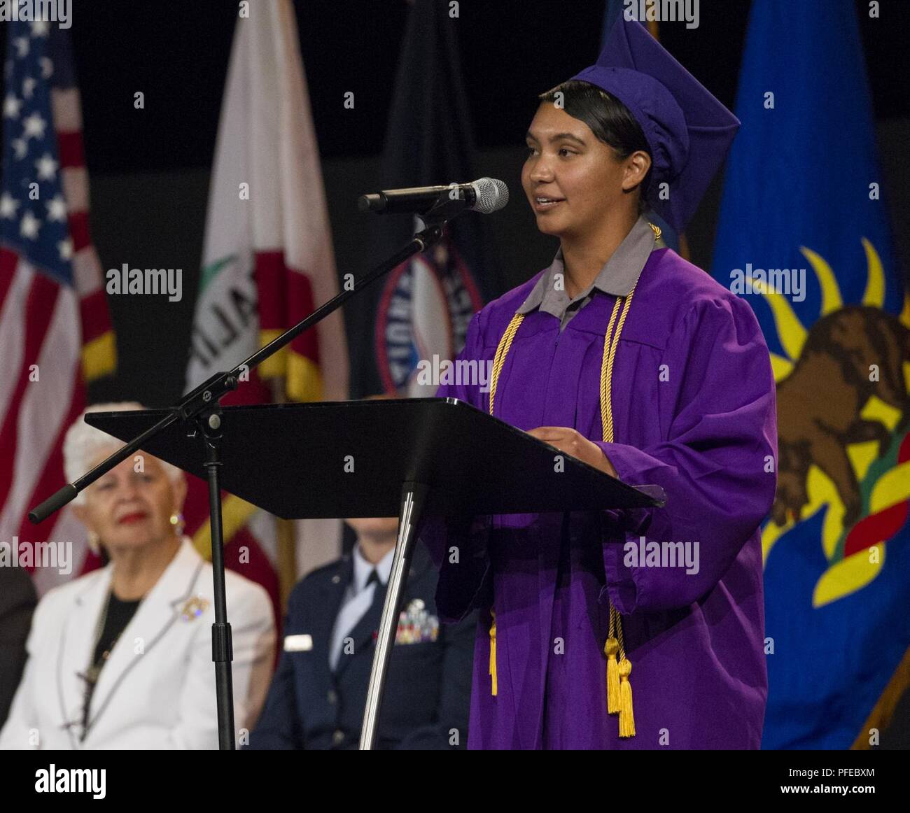 Cadet Nancy Ruelas parla Sabato, 9 giugno 2018, durante il Sunburst sfida della gioventù Accademia cerimonia di inizio a Los Alamitos, California. Più di 150 cadetti in accademia della ventunesima classe camminava sul palco a ricevere i certificati di completamento per il mese 5.5 fase residenziale del 17,5 mese Guardia Nazionale programma sfida. Fase residenziale laureati ora entrare in un yearlong fase di mentorship per terminare il programma. Foto Stock