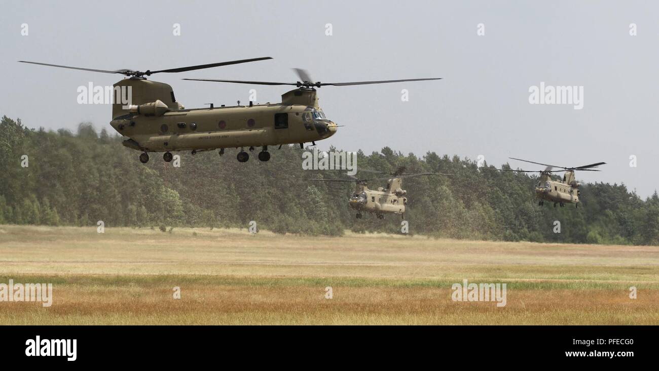 Tre Boeing CH-47 elicotteri Chinook dal 1° aria brigata di cavalleria di terreni a Ziemsko Airfield, Polonia, Giugno 4, 2018. Gli elicotteri sono caduta apparecchiature a supporto di Saber Strike, un bi-annuale evento di formazione che comprende 19 paesi partecipanti. (Michigan Guardia Nazionale Foto Stock