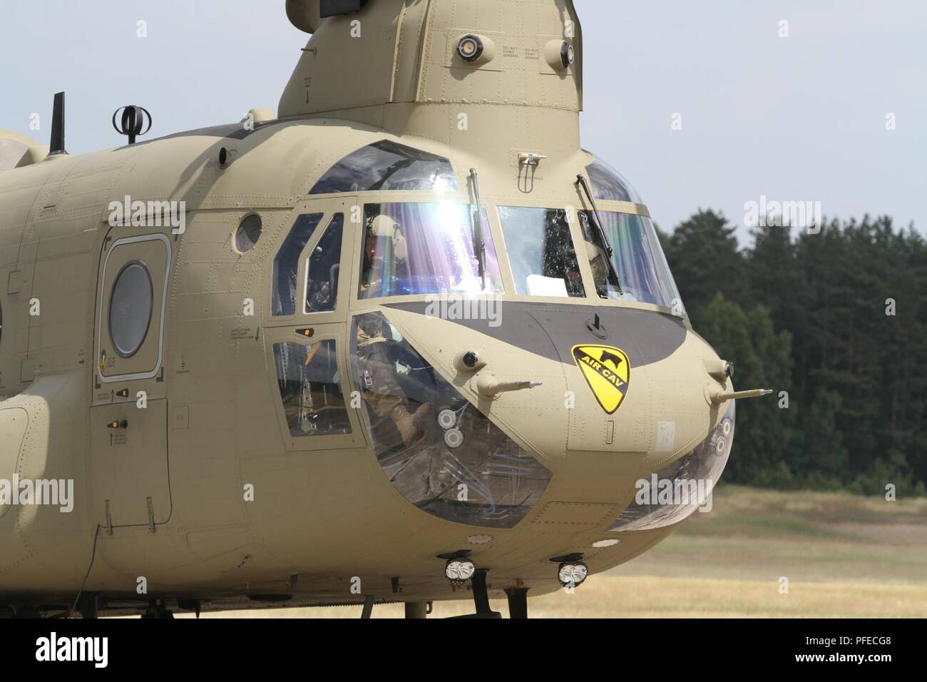 Due piloti di Boeing CH-47 elicottero Chinook con il 1° aria brigata di cavalleria di attendere mentre i loro aeromobili è rifornito di combustibile a Ziemsko Airfield in Polonia il 4 giugno 2018. La prima aria è di cavalleria a Ziemsko allo scopo di far cadere le attrezzature per i soldati che partecipano a Saber Strike, un bi-annuale di esercizio che include i partecipanti provenienti da 19 paesi. (Michigan Guardia Nazionale Foto Stock