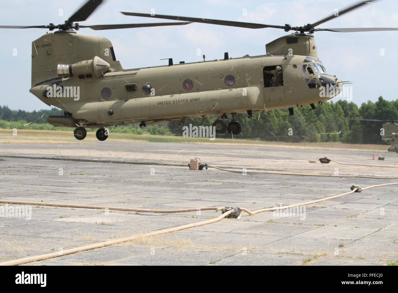 Un Boeing CH-47 elicottero Chinook con il 1° aria brigata di cavalleria inizia il decollo a Ziemsko Airfield in Polonia il 4 giugno 2018. L'elicottero è arrivato quel pomeriggio a scendere attrezzature per varie unità che partecipano a Saber Strike, un bi-annuale di esercizio che si concentra sul miglioramento di interoperabilità con i partner regionali e gli alleati. (Michigan Guardia Nazionale Foto Stock