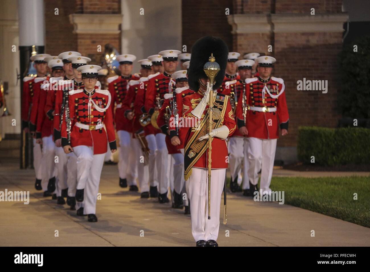 Gunnery Sgt. Stacie Crowther, assistente del grande tamburo, "proprie del Presidente degli Stati Uniti" Banda di Marino, marche la band al centro a piedi durante il venerdì sera Parade presso caserma marini Washington, 1 giugno 2018. Il funzionario di hosting per la parata è stata Lt. Gen. Rex McMillian, comandante generale, Marine riserva delle forze e le forze di marino a nord, e l ospite d onore è stato ritirato Lt. Gen. Robert M. Shea, presidente di Marine giochi per i più piccoli Foundation consiglio di amministrazione e Presidente e CEO della Forze Armate Communications and Electronics Association. (Gazzetta Marine Corps Foto Stock