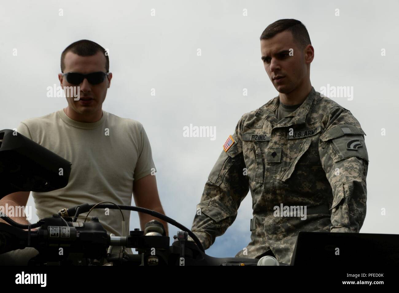 (Da sinistra) New York Army National Guard Spc. William Edwards e SPC. Mirza Dizinic, assegnati al 3° Battaglione, 142th aviazione, eseguire interventi di manutenzione su un UH-60 Blackhawk elicottero sul tamburo di Fort, N.Y., Giugno 2, 2018. Edwards e Dizinic sono equipaggio capi con il 3-142, allenamento per un evento in programma presso il National Training Center a Fort Irwin, C.A. (N.Y. Esercito nazionale Guard Foto Stock