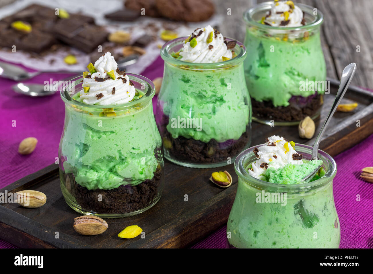 Non cuocere il pistacchio aero mousse sparatutto Cheesecake con gelato e decorate con scaglie di cioccolato - facile stratificata in casa deliziosi dessert per fest Foto Stock