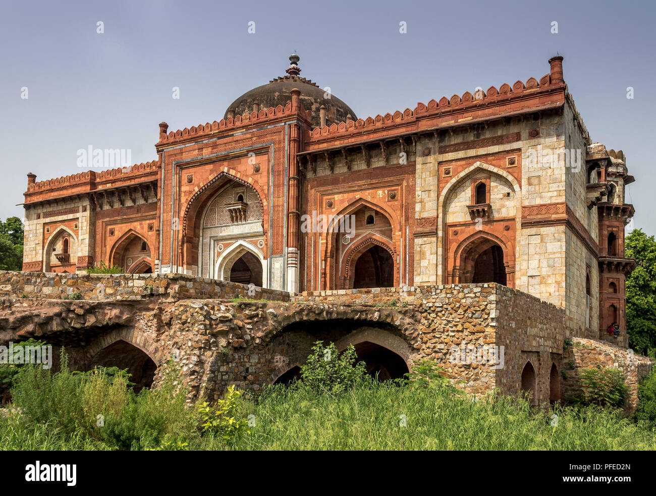 New Delhi , India--- 21 agosto 2014 un angolo inferiore vista di Qila Kuhna Masjid. Foto Stock