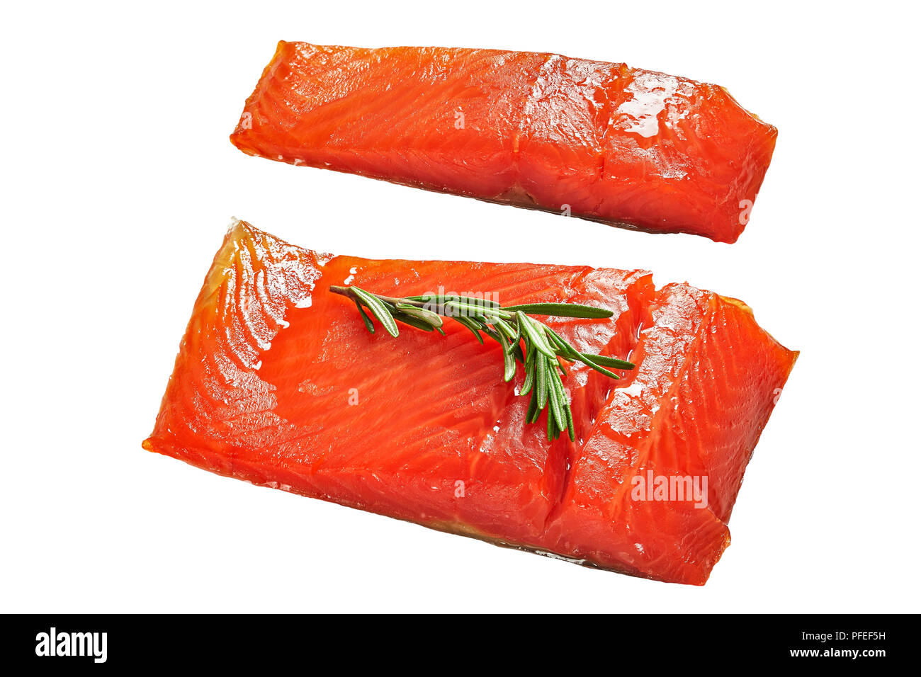 Due pezzi di salmone filetto di pesce con rosmarino fresco isolato su sfondo bianco, vista da sopra, close-up Foto Stock