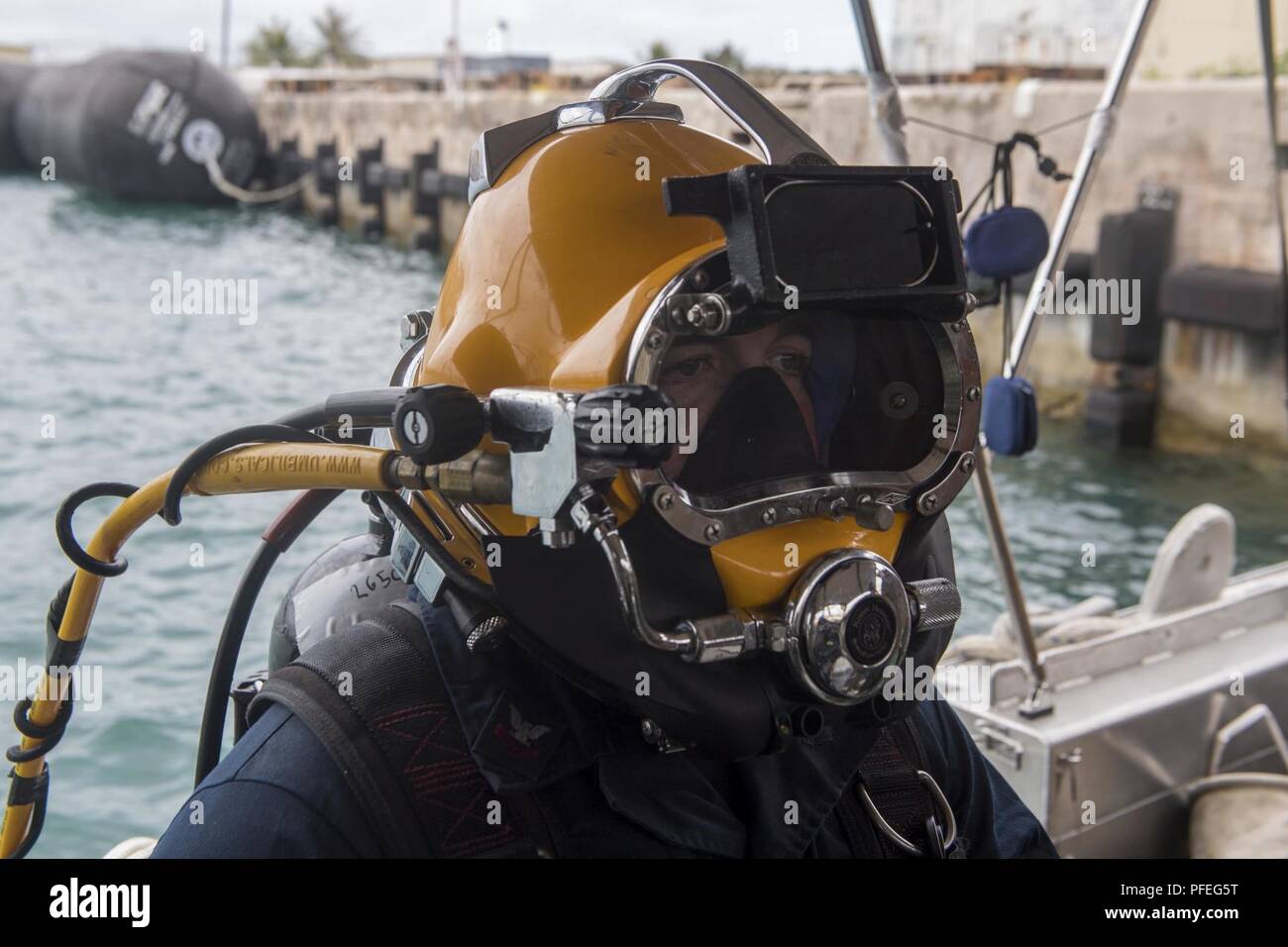 Costruzione elettricista di seconda classe Dailey Timoteo, da Snellville Georgia, attaccato alla costruzione subacquea Team (UCT) 2 esegue le operazioni di immersione in Apra Harbor, Guam Giugno 6, 2018. UCT 2 è specializzata nella costruzione, ispezione, manutenzione e riparazione di subacquea e waterfront strutture a sostegno della flotta del Pacifico. Foto Stock