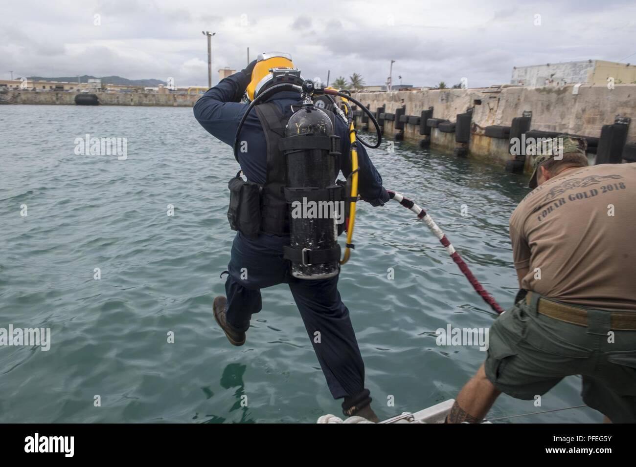 Costruzione elettricista di seconda classe Dailey Timoteo, da Snellville Georgia, attaccato alla costruzione subacquea Team (UCT) 2 esegue le operazioni di immersione in Apra Harbor, Guam Giugno 6, 2018. UCT 2 è specializzata nella costruzione, ispezione, manutenzione e riparazione di subacquea e waterfront strutture a sostegno della flotta del Pacifico. Foto Stock