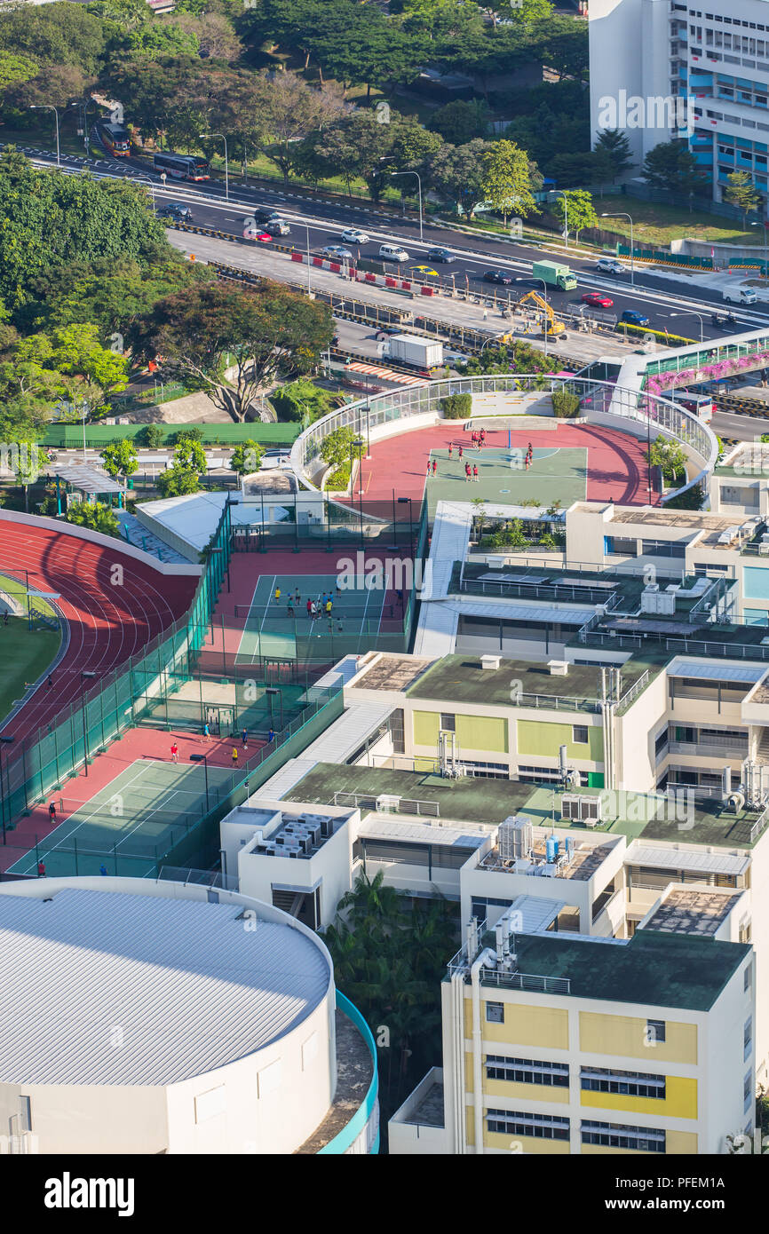 La vista verticale di un tetto è stato progettato per facilitare due campi da tennis e un campo da pallacanestro per ottimizzare completamente lo spazio scarso. Singapore. Foto Stock