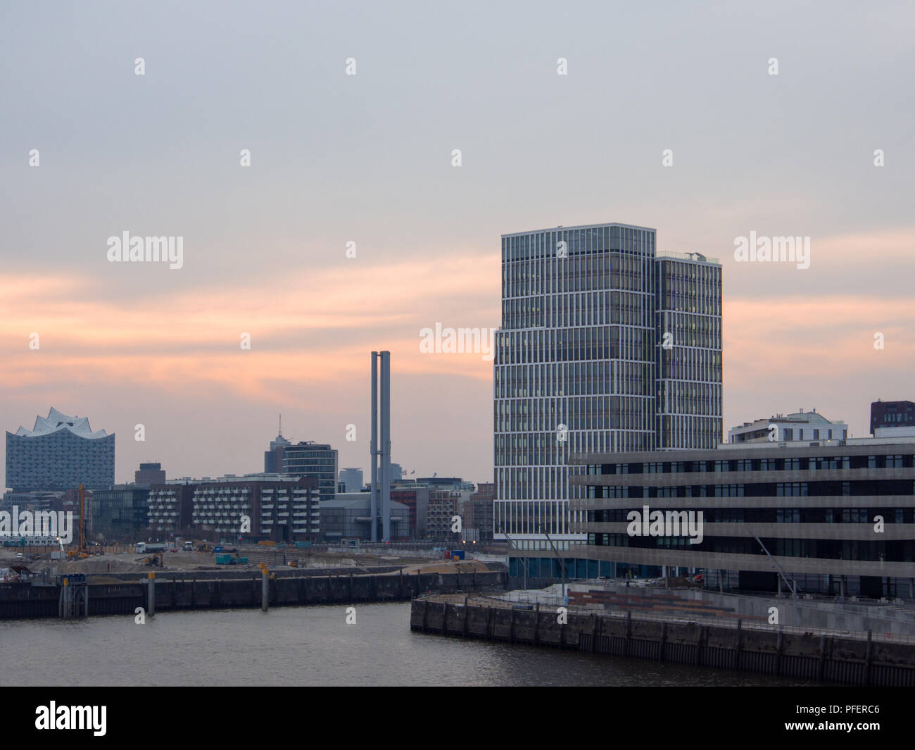 Amburgo, Germania - 12 Aprile 2018: vista dalla piattaforma di visualizzazione alla HCU HafenCity University e siti di costruzione di Hafencity e Elbphilharmoinie. Foto Stock