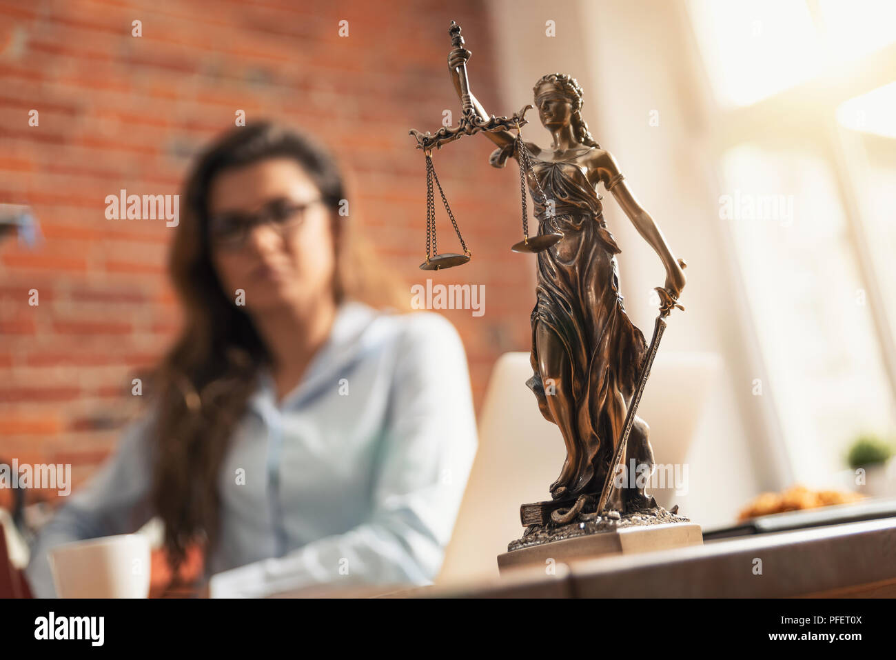 Il concetto di legge con Themis e avvocato femmina in background. Il concetto di giustizia in office Foto Stock