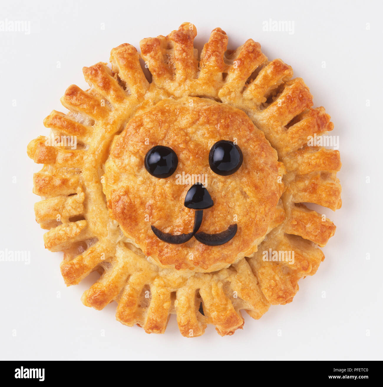 Di forma circolare decorata di pasticceria con olive per assomigliare ad un leone la faccia a vista da sopra. Foto Stock