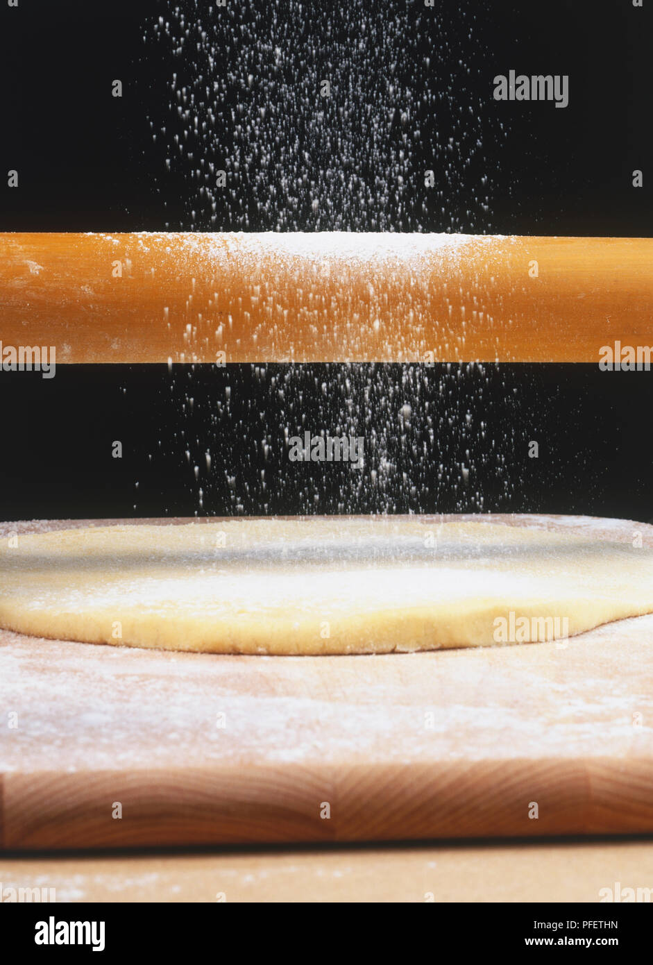 Spolvero matterello sopra l'impasto Foto Stock