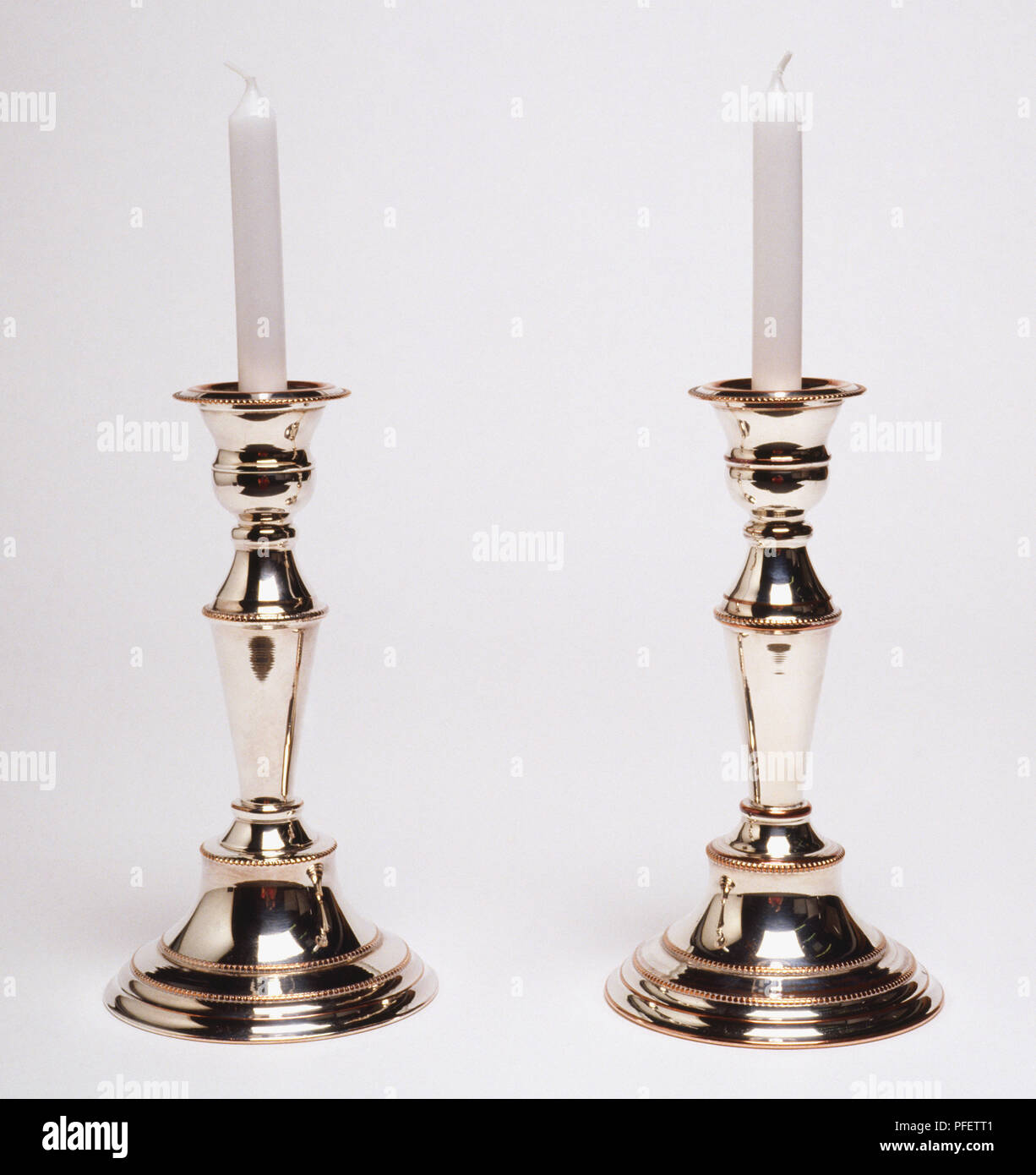 Due candelabri d'argento immagini e fotografie stock ad alta risoluzione -  Alamy