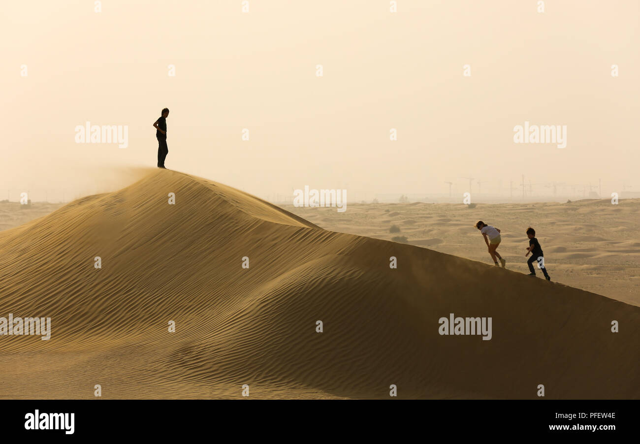 Bambini che giocavano nel deserto Foto Stock