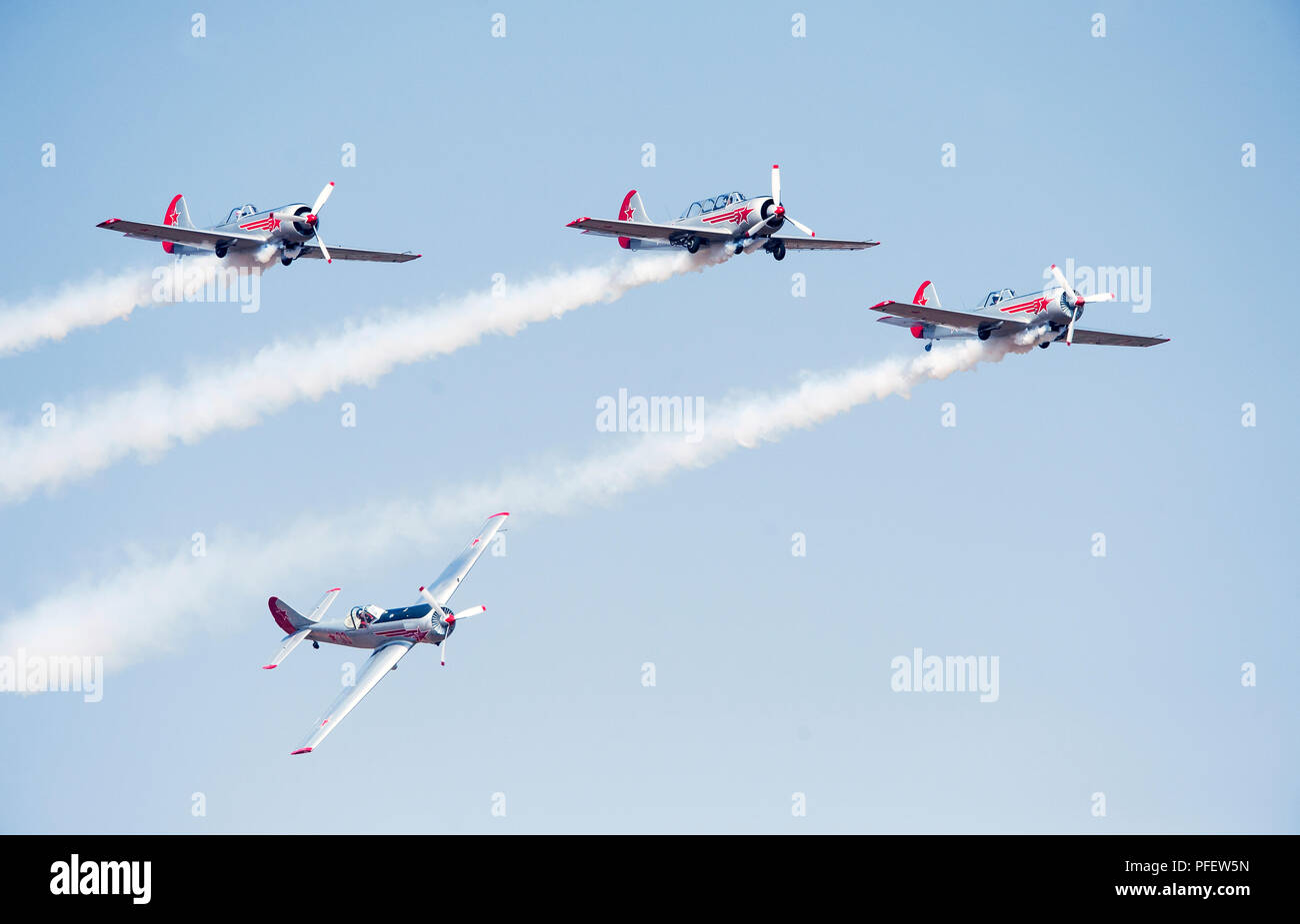 L'immagine della Russia Yakovlev Yak-51 e Yak-50 aerei da addestramento di eseguire ad Aero India 2017, un air show a banglore, Karnataka, India Foto Stock