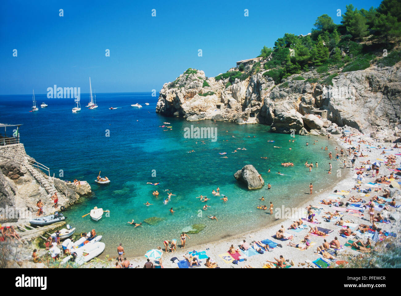 Spagna maiorca cala Deia beach, visitatore-pranzo cove dal Mare Mediterraneo, vista in elevazione. Foto Stock