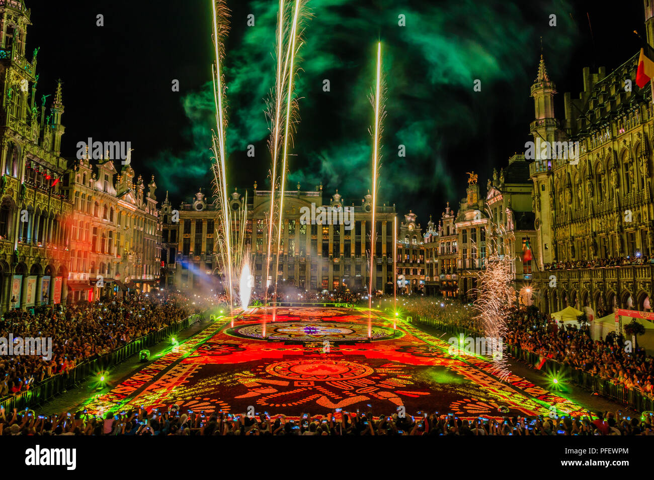 Bruxelles, Belgio - 16 agosto 2018: Grand Place di notte durante il tappeto di fiori Festival. Foto Stock