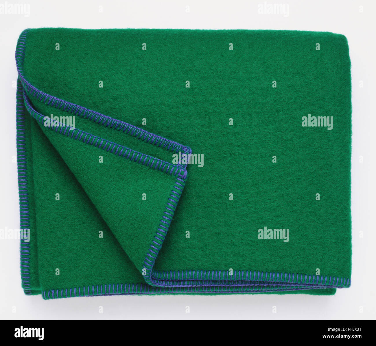 Ripiegate verde scuro coperta con rivestimento blu intorno ai bordi Foto Stock