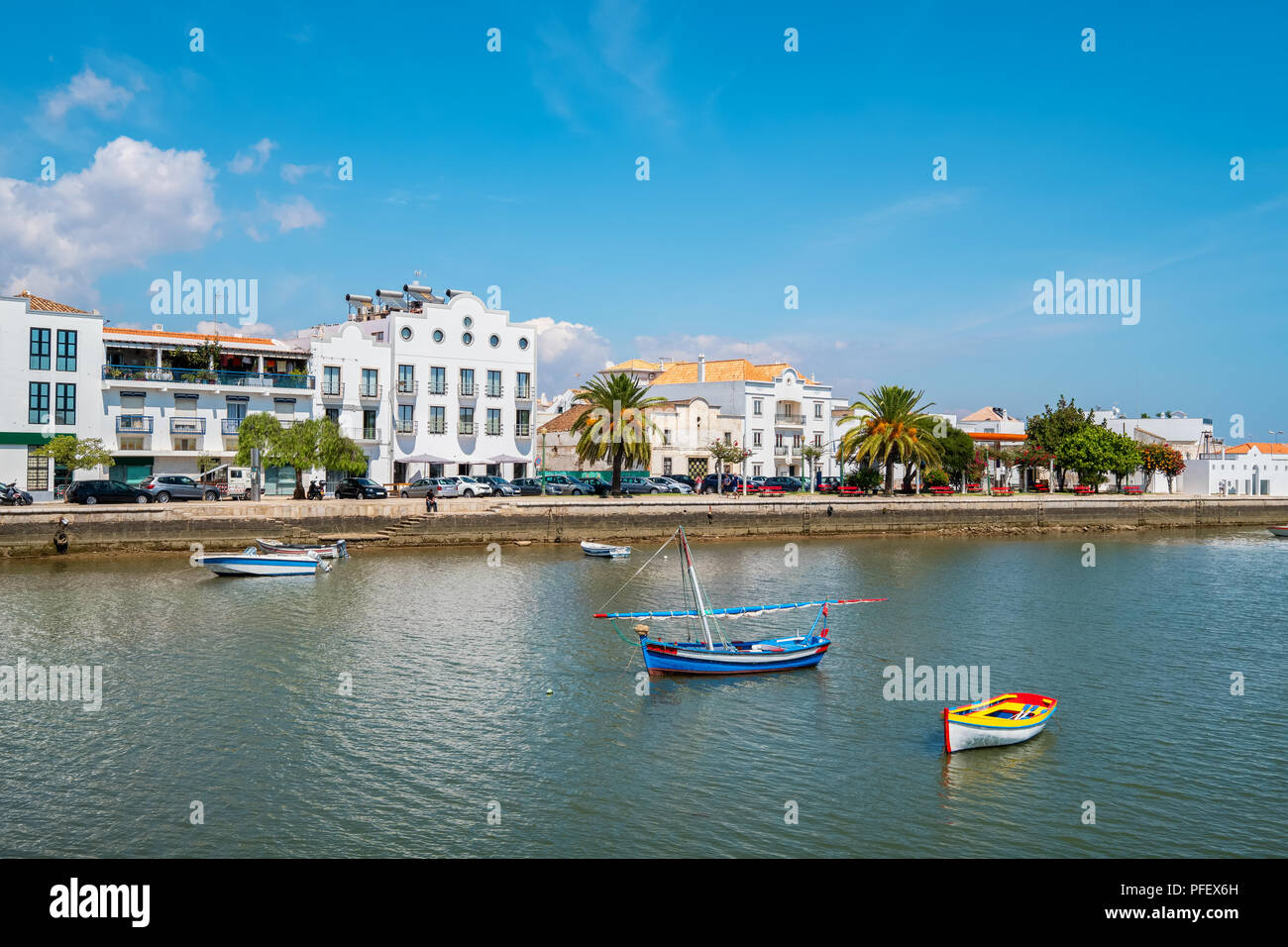 Barche in legno sul fiume Gilao. Tavira, distretto di Faro, Algarve, PORTOGALLO Foto Stock