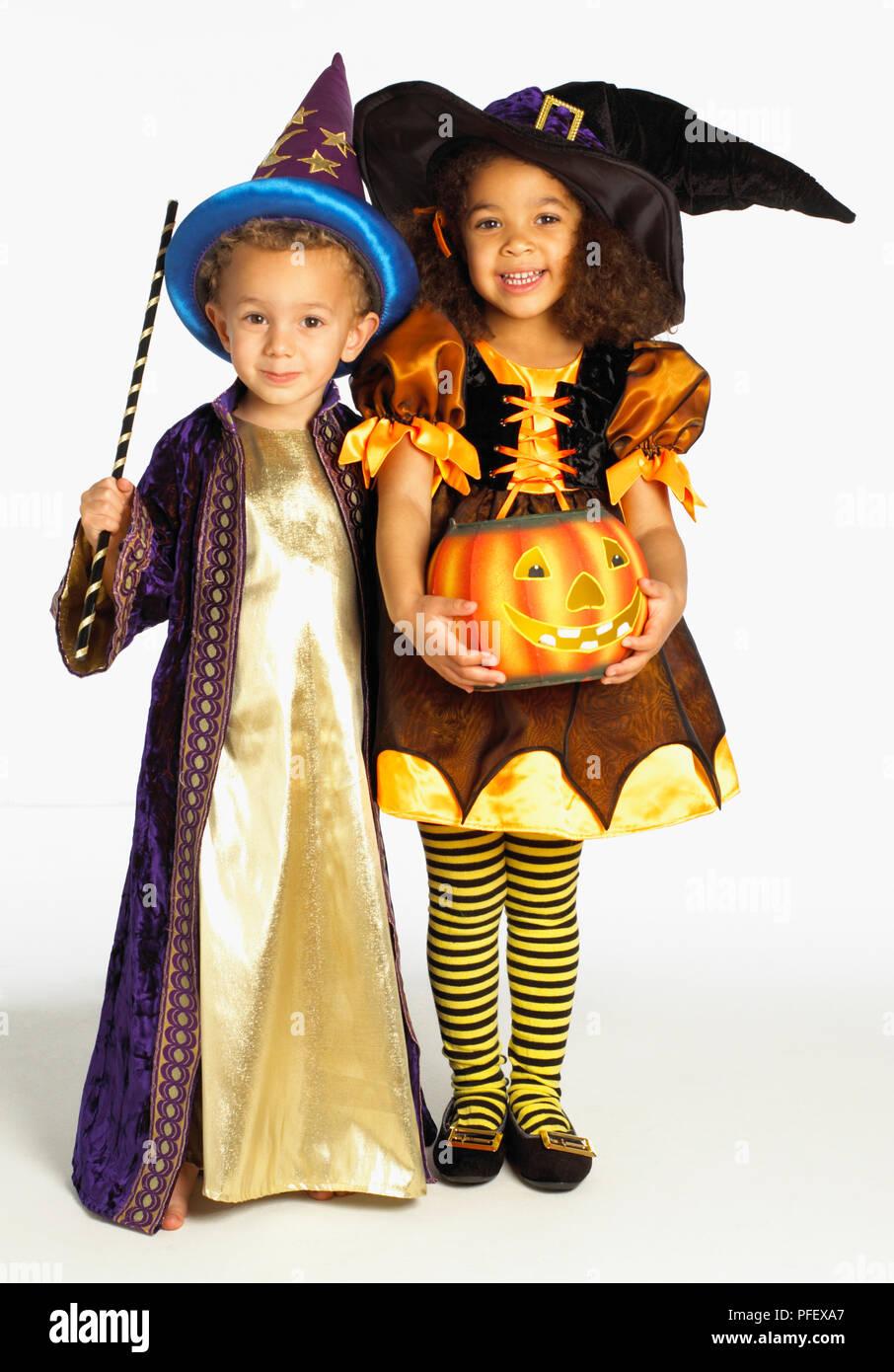 Ragazzo nella procedura guidata di costume e Ragazza strega in costume Foto Stock